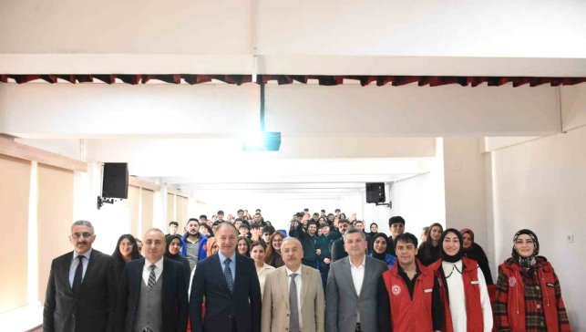 Çakmur; "Sizi başkanlarından ayıracak mutlak bir özelliğiniz olsun"