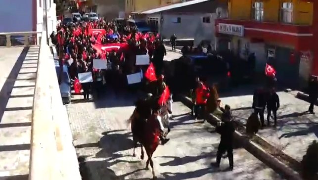 Tercan'da Kaymakam Duman'a şemsiye tartışması sonrası destek yürüyüşü