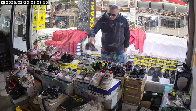 Önce beğendi ardından poşete koyup çaldı