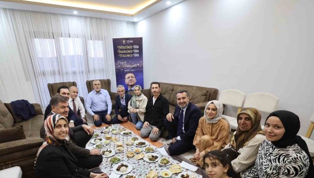 Bakan Işıkhan, evlerine kavuşan depremzede ailenin iftar sofrasına konuk oldu