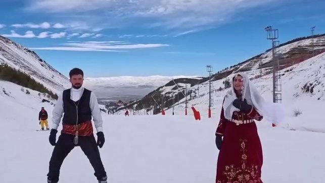 Palandöken'de renkli görüntüler: Pistler geceleri rengarenk oldu, Dadaş kıyafetiyle zirveden kaydılar