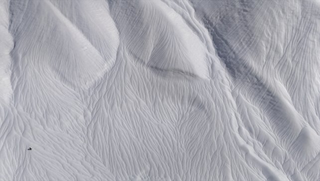 Hakkari'de rüzgarın etkisiyle karda oluşan dalgalı desenler şaşırttı