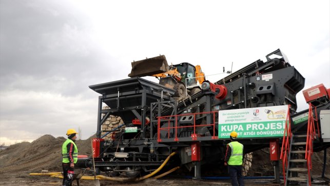 Elazığ Hipodromu'nda atık kumlar geri dönüşümle yeniden pistlere seriliyor