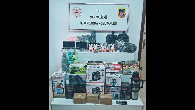 Van'da gümrük kaçağı eşya ve giysi ele geçirildi