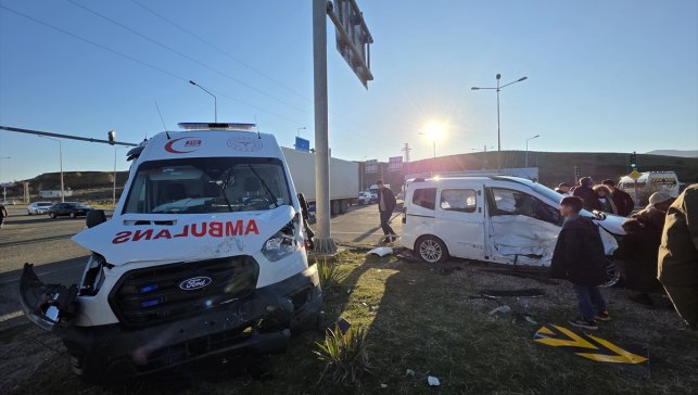 Bingöl'de ambulans ile hafif ticari aracın çarpıştığı kaza kamerada