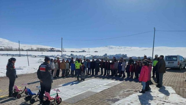 Muş'ta öğrencilere jandarmadan trafik ve güvenlik eğitimi