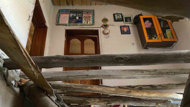 Çatak'ta 2 katlı evin toprak damı çöktü