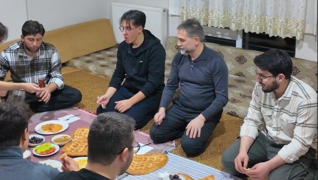 Sahur sofrasında öğrencileri yalnız bırakmadı
