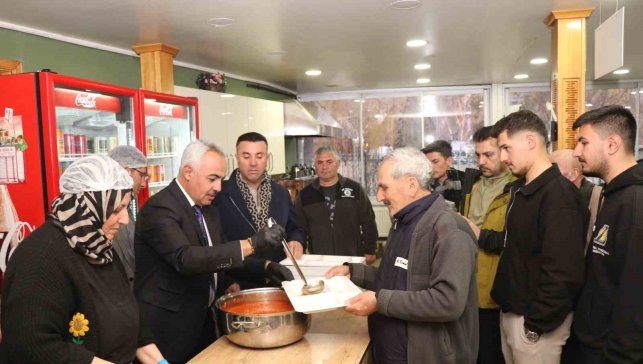 Oltu Belediyesi günlük 500 kişiye iftar yemeği veriyor