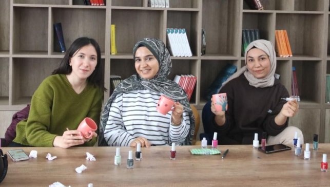 Öğrenciler kupa boyama etkinliğinde bir araya geldi