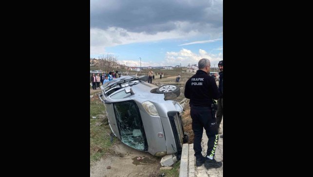 Hafif ticari araç şarampole devrildi: 1 yaralı