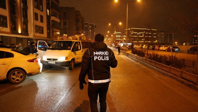 Erzurum polisi yoğun kar yağışında huzur ve güven için denetimde