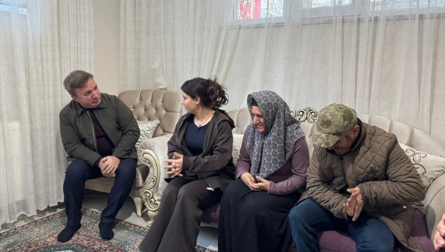 Erzincan Valisi Aydoğdu, engelli ablasına ve ağabeyine bakan Çilem'in hikayesini paylaştı