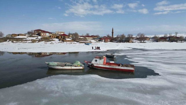 Bitlis'te donan göller erken ısınmayla çözülmeye başladı