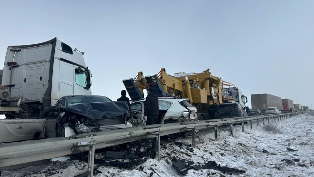 Erzurum'da çok sayıda aracın karıştığı zincirleme trafik kazası meydana geldi