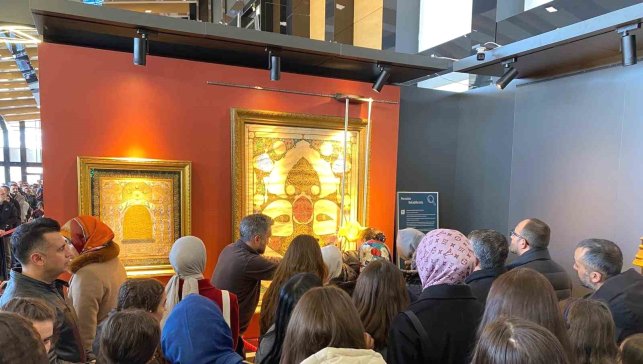 Devlet korumasındaki çocuklar, kutsal emanetler ve vakıf eserleri sergisini ziyaret etti