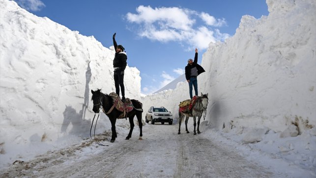Kar koridorundan geçerek ilçeye ulaşıyorlar