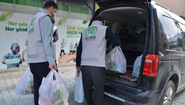 Umut Kervanı İnsani Yardım Vakfı, Muş'ta 900 aileye gıda ve giyim yardımında bulundu 