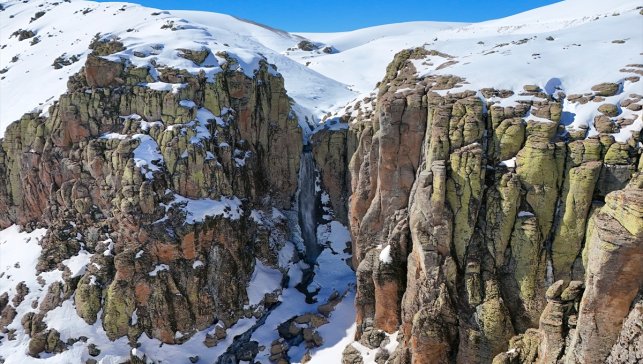Eriyen kar sayesinde yeniden canlanan Çır Şelalesi dron ile görüntülendi