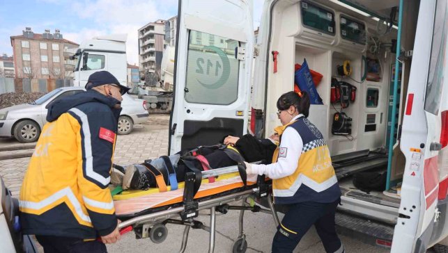 Ters yöne giren kamyonet, öğrenci servisine çarptı: 9 yaralı