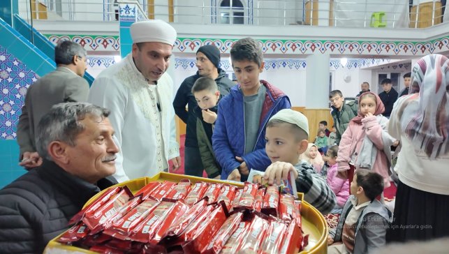 Teravihe gelen çocuklara imamdan ikramlar