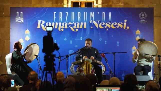 Yakutiye Medresesi'nde santurun zarif nağmeleri yankılandı