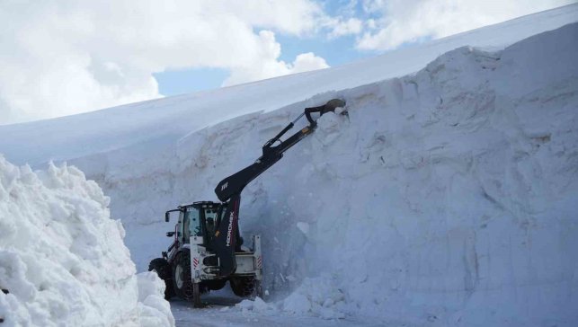 Muş'ta kar kalınlığı 6 metreyi aştı