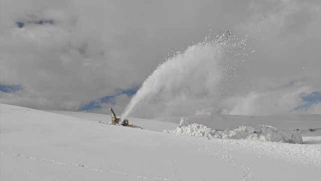 Muş'ta metrelerce karın bulunduğu yolda zorlu çalışma