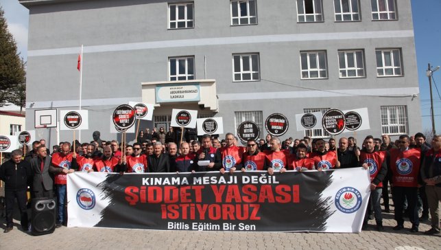 Bitlis'te okul müdürlerine yapılan saldırı protesto edildi