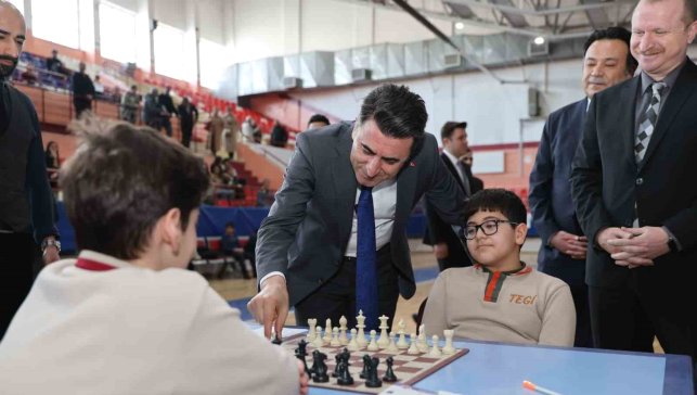 Vali Aygöl ilk hamleyi yaptı, turnuva başladı