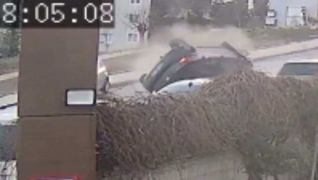 Elazığ'da otomobilin ters döndüğü kazanın görüntüleri ortaya çıktı