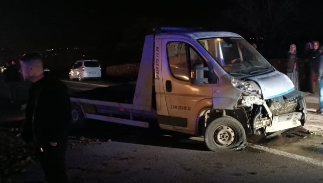 Bingöl'de otomobil ile çekicinin çarpıştığı kazada 2 kişi yaralandı