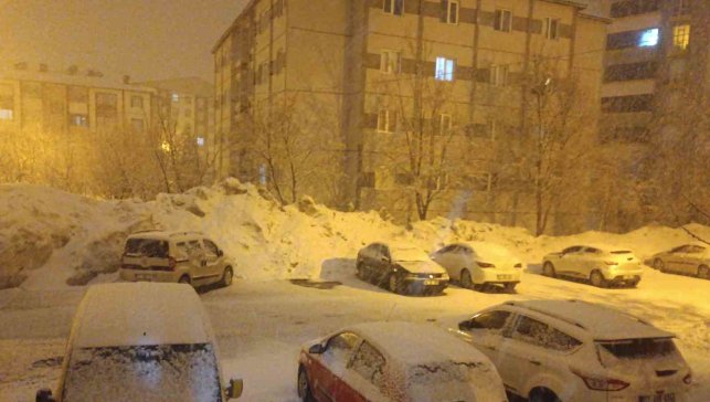 Bitlis'te gece yarısı kar yağışı etkisini arttırdı