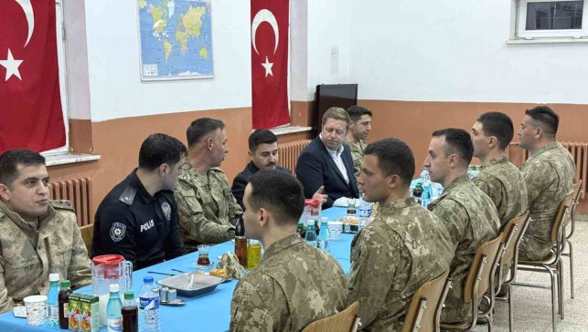 Kaymakam Bulut, askerle iftarda bir araya geldi
