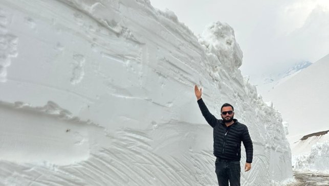 Şemdinli'de iş makinesinin boyunu bulan kar tünellerinde çalışma