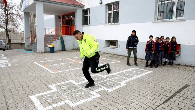 Muş'ta polisler çocukların mutluluğu için sahada