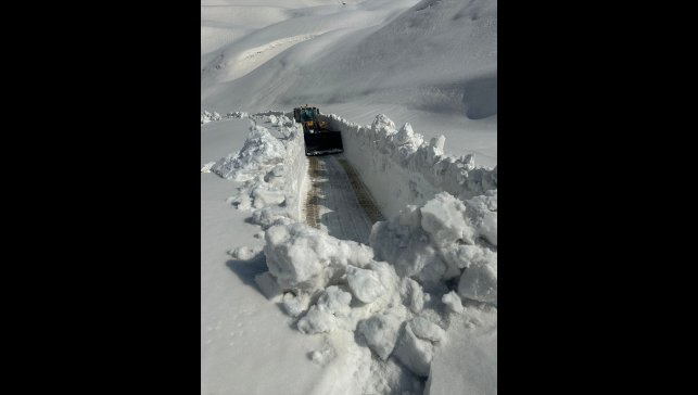 Hakkari'de ekipler karla kaplı üs bölgesinin yolunu açmaya çalışıyor