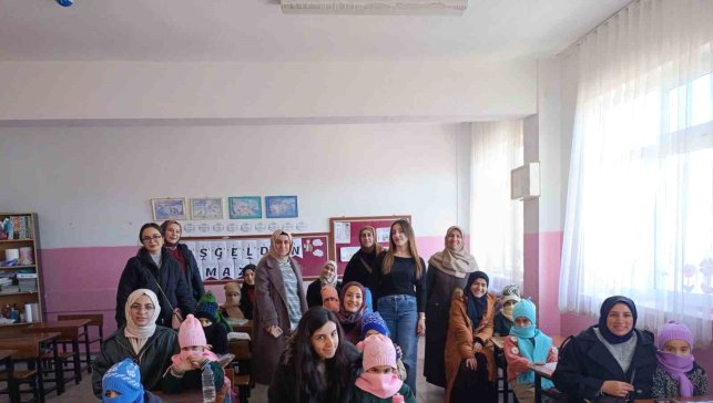 Gençlerin el emeğiyle hazırladığı hediyeler, minik yürekleri ısıttı