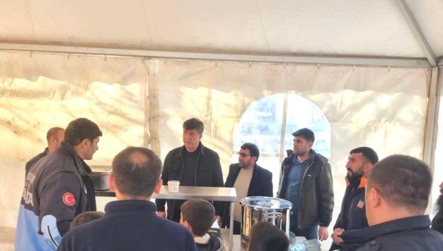 Pasinler Belediyesi'nden vatandaşa sıcak yemek ikramı