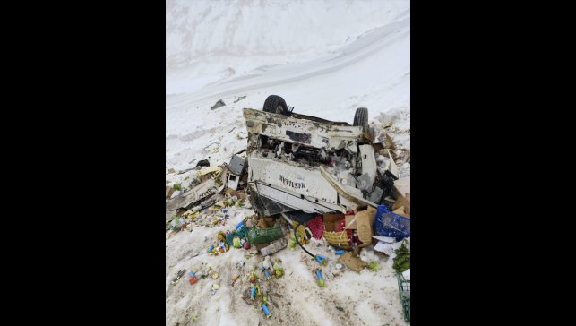 Yüksekova'da şarampole yuvarlanan kamyonetin sürücüsü yaralandı