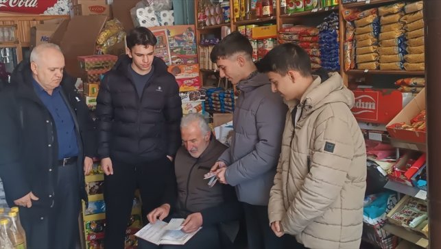 Erzurum'da öğrenciler harçlıklarıyla veresiye defterindeki borcu ödedi