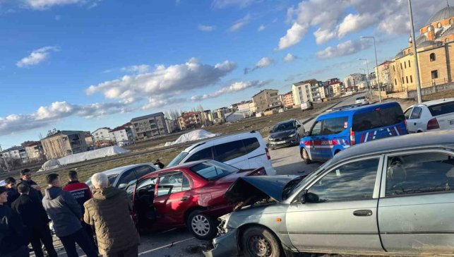 Muş'ta zincirleme kaza: 4 araç birbirine girdi