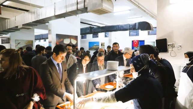 ARÜ Rektörü Emiroğlu, iftarda öğrencilerle buluştu