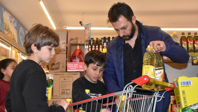 Van'da öğrenciler yardım kolileri hazırladı