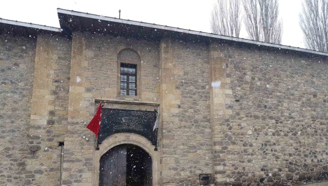 Yaklaşık 200 yıllık han, zamana direniyor