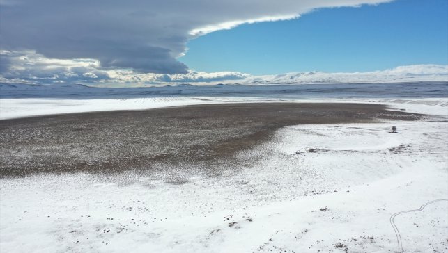 Tamamen kuruyan Kuyucuk Gölü'nde 25 santimetreye ulaşan kar umutlandırdı