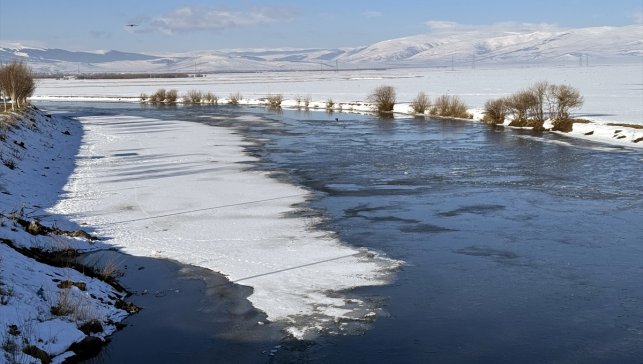 Ardahan'da Kura Nehri'nin yüzeyindeki buzlar çözülüyor