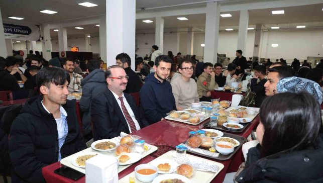 Rektör Hacımüftüoğlu öğrencilerle iftar sofrasında buluştu