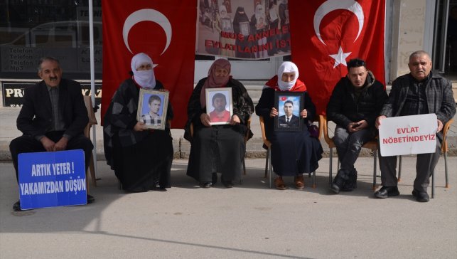 Muş'ta aileler, DEM Parti önündeki eylemlerine devam etti