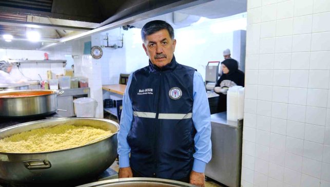 Erzincan'da ihtiyaç sahiplerine her gün 3 çeşit iftar yemeği ulaştırılıyor